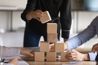 Image de personnes jouant à un jeu de cubes en bois - Team-Building