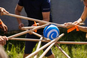 Image de jeu d'équipe avec une balle et des bâtons
